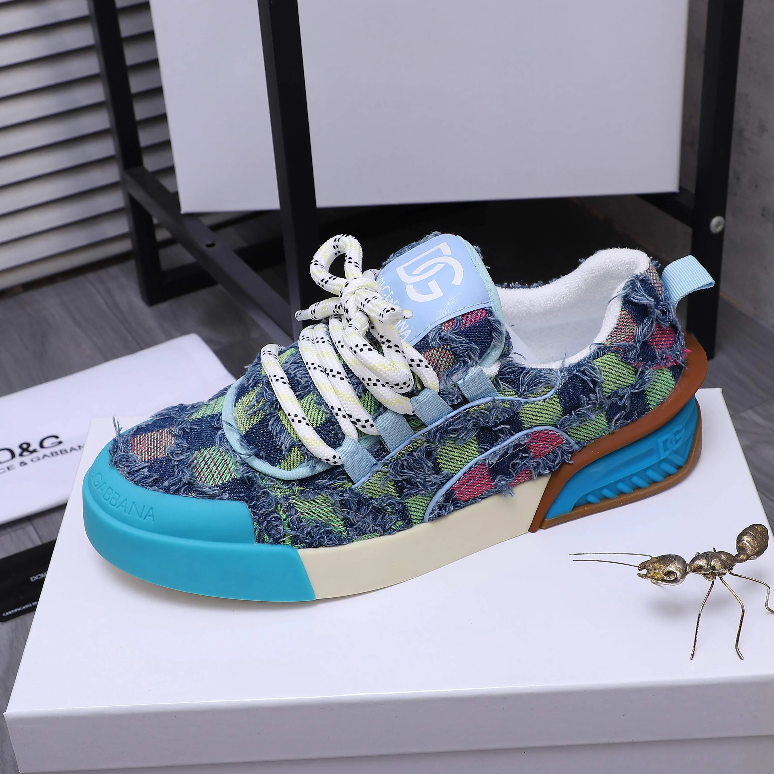 Men's shoes 💰500 Product trademark: DG (Dolce & Gabbana) Couple casual shoes Regular size: 35-46 Product materials: Selected denim stitching upper, short velvet lining, cowhide insole, original outsole